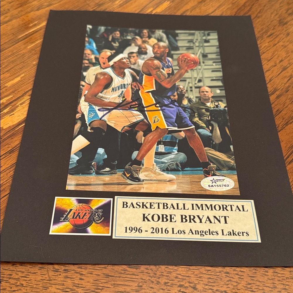 - Kobe Bryant Los Angeles Lakers signed photo